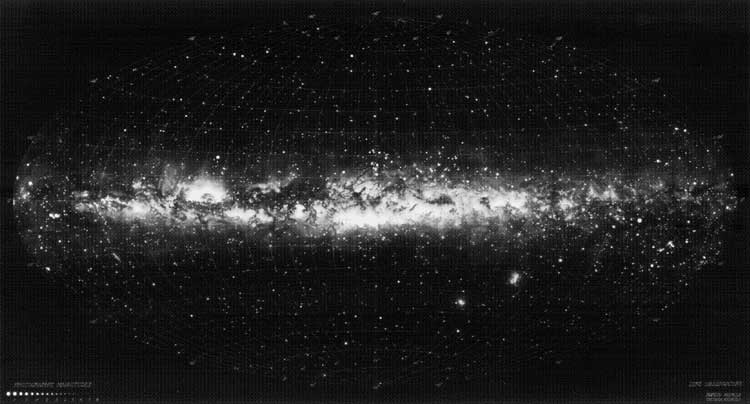 МЛЕЧНЫЙ ПУТЬ, полная фотокарта, составленная в Лундской обсерватории (Швеция). Правее и ниже центра видны Магеллановы Облака.