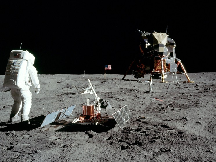 Американские космонавты на поверхности Луны