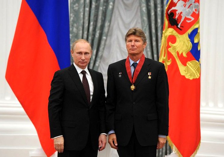 Президент России награждает Геннадия Падалку