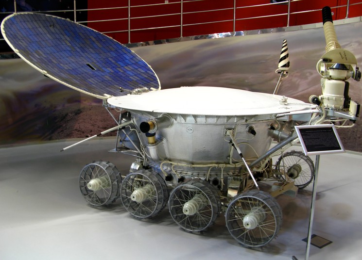 Луноход-1 - первый космический аппарат на Луне