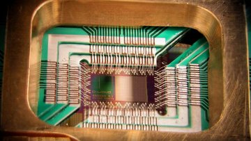 Чип процессора 128-кубитного квантового компьютера, произведенный компанией D-Wave Systems Inc.