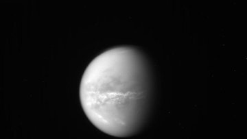Зонд Кассини обнаружил признаки прихода весны на Титане