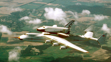 Самолет АН-225 Мрия с космическим кораблем Буран в полете