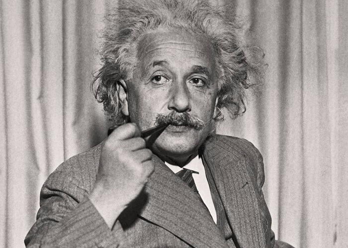 Эйнштейн курит трубку