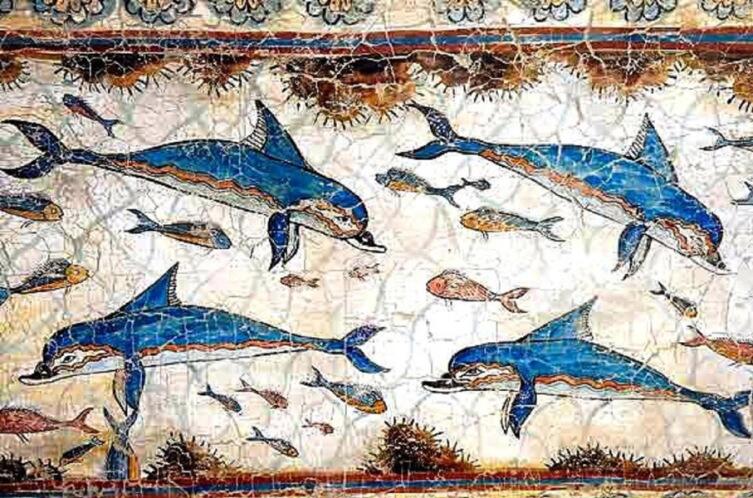 Одно из самых ранних изображений дельфинов — фриз Кносского дворца на Крите, ок. 2000 лет до н.э.