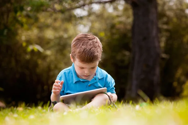 Мальчик с цифрового планшета — стоковое фото