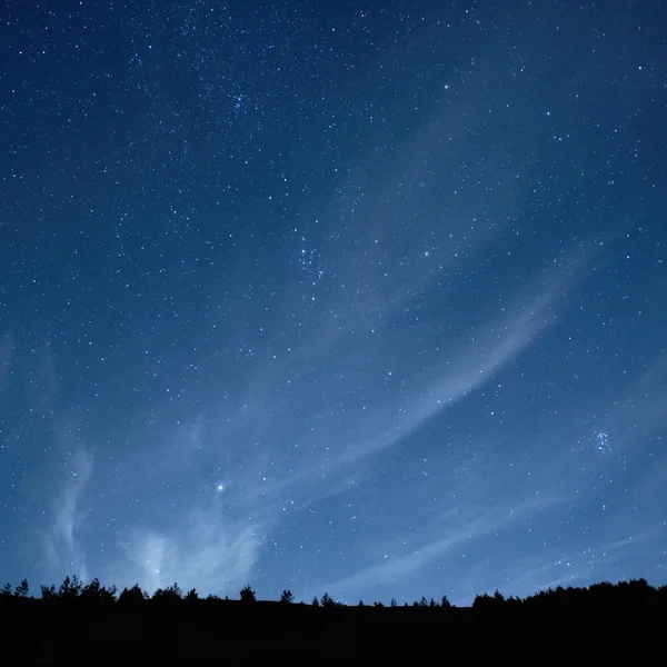 Синее темное ночное небо со звездами — стоковое фото
