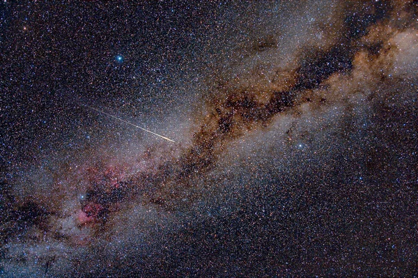Метеор Персеид пересечения Млечного пути — стоковое фото