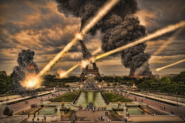 Метеорит душ над Парижем, уничтожив Эйфелевой башни — стоковое фото