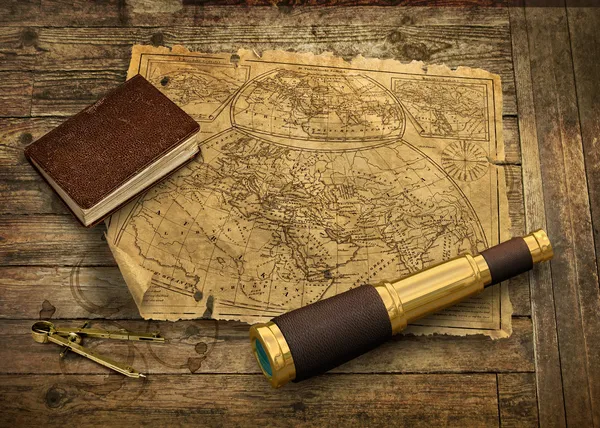 Карта старого мира с телескоп — стоковое фото