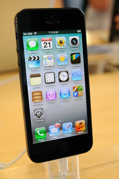 Заделывают черный iPhone 5 — стоковое фото