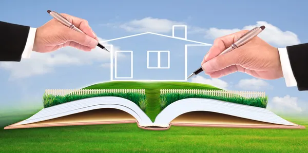 Деловой человек, писать новый дом на красивом зеленом поле — стоковое фото