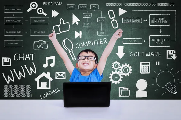 Мальчик победы компьютерных наук с помощью ноутбука в классе — стоковое фото