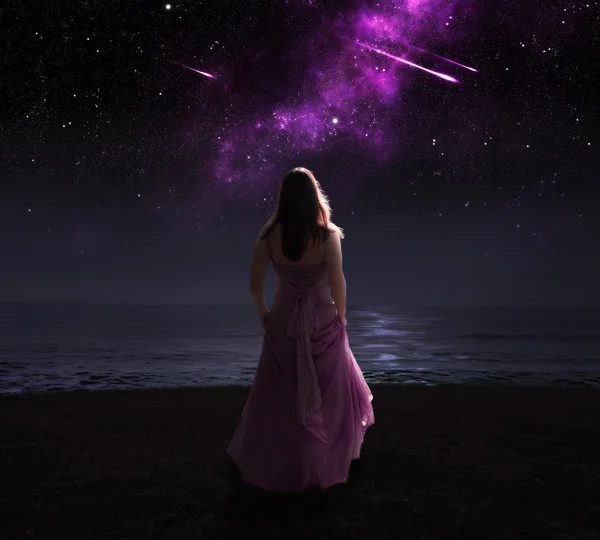 Женщина и падающие звезды — стоковое фото