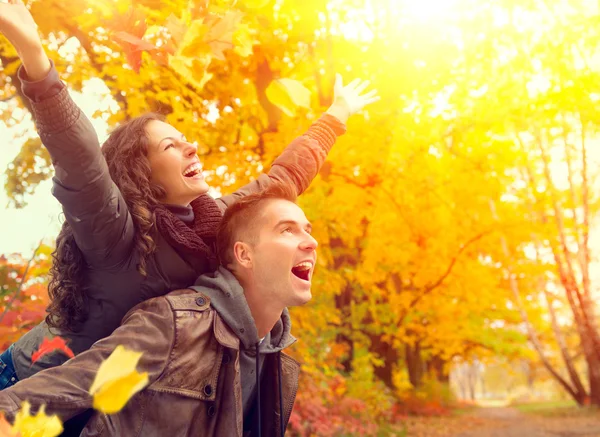Счастливая пара в Осенний парк. осенью. Семейные Развлечения на открытом воздухе — стоковое фото