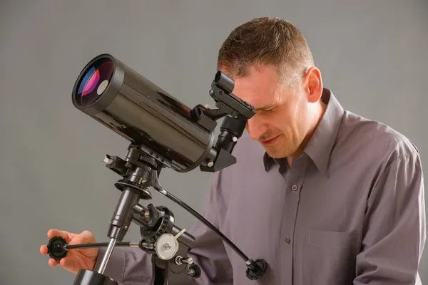 Человек, просматривающий телескоп — стоковое фото