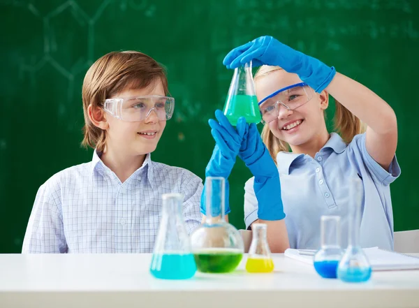 Дети, глядя на трубку с химической жидкостью — стоковое фото