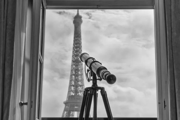 Тур Париж Эйфелева вид из номера в черно-белом — стоковое фото