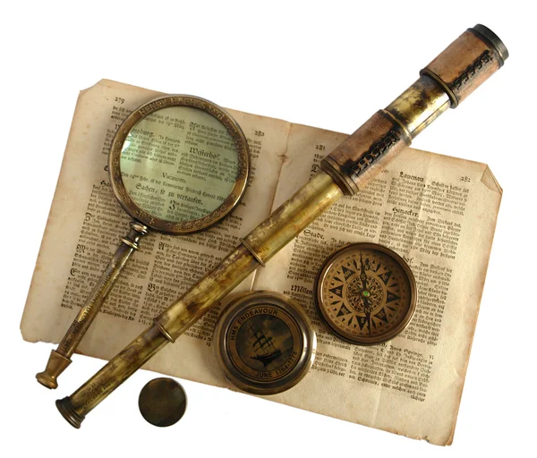 Старинный телескоп, лупа, компас и бумага — стоковое фото