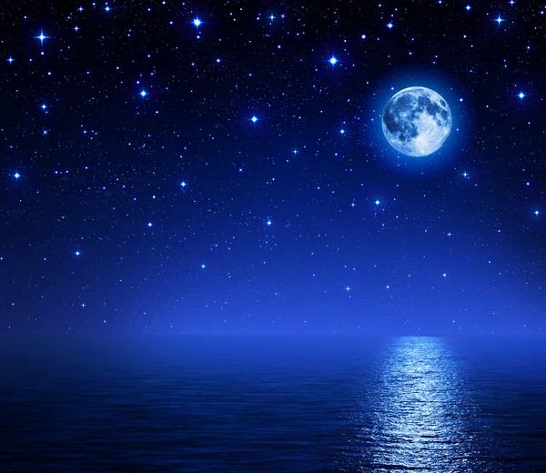 Супер Луна в звездное небо на море — стоковое фото