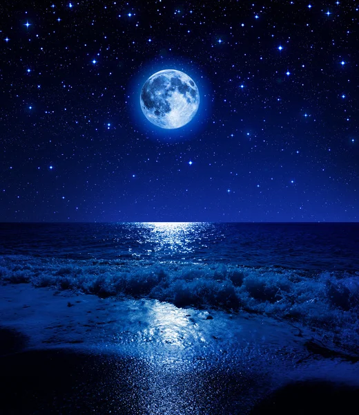 Супер Луны в звездном небе на пляже моря — стоковое фото