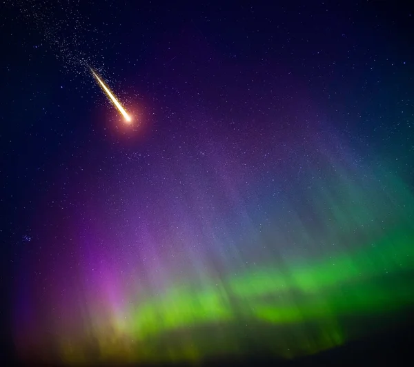 Падающие кометы и Северное сияние — стоковое фото
