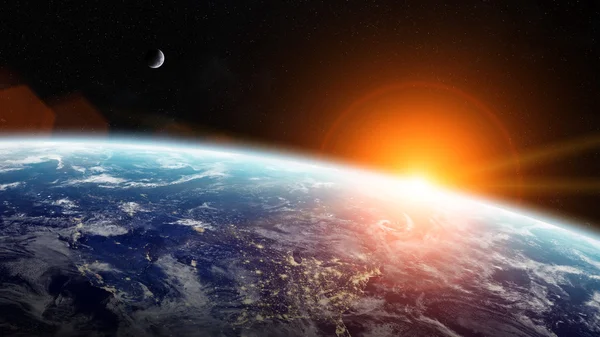 Восход солнца над планеты в космосе — стоковое фото