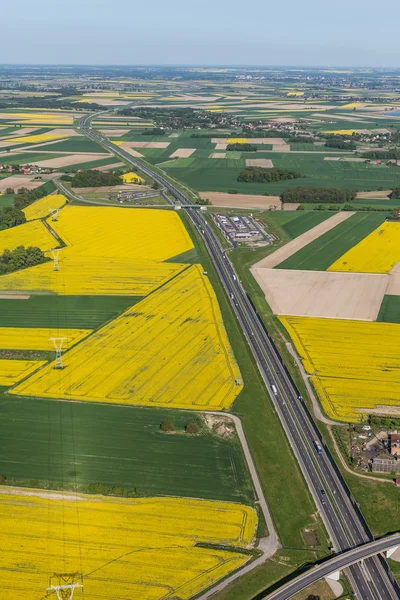 Аэрофотоснимок шоссе и зеленый урожай полей — стоковое фото