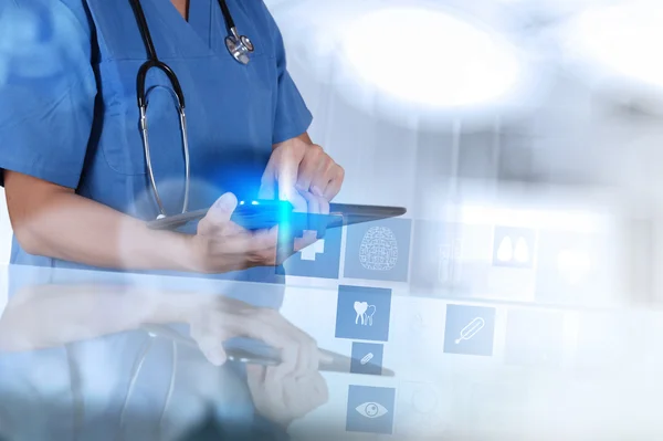 Доктор медицины вручает выставочный планшетный компьютер с медицинским компьютером — стоковое фото