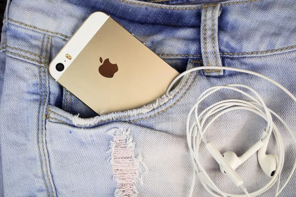 Золото Apple iphone 5s в голубой джинсовый карман — стоковое фото