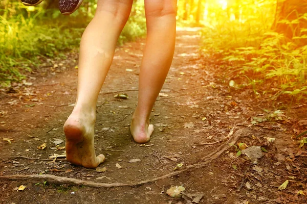 Ноги, прогуливаясь по лесу путь крупным планом фото — стоковое фото