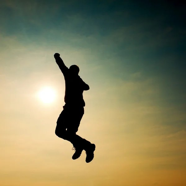 Летающий человек. молодой человек падает на фоне неба — стоковое фото