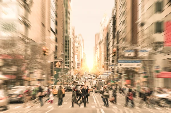 Люди на улице на Мэдисон-Авеню в центре города на Манхэттене до заката в Нью-Йорке - жители пригородной зоны, идущие на пешеходном переходе в течение часа пик в американском деловом районе — стоковое фото