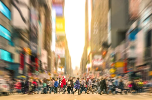 Люди смешения, идущие на пешеходном переходе и пробка на 7-й авеню в Манхэттене до заката - переполнили улицы Нью-Йорка в течение часа пик в городской сфере бизнеса — стоковое фото