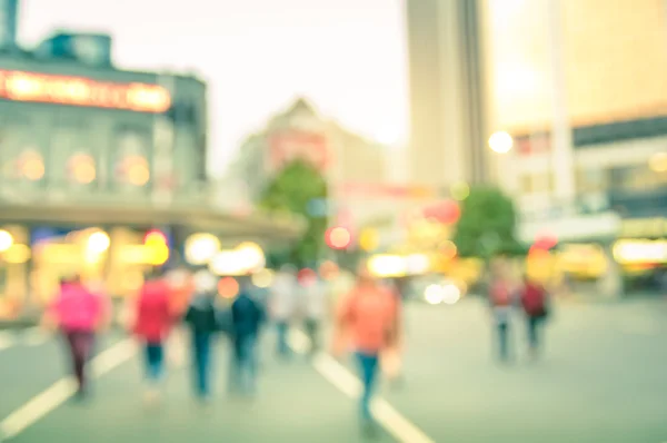 Размытый фон расфокусированные людей, ходить на дороге с марочных разноцветные фильтр - абстрактный Боке переполненном Квин-стрит в центре города Окленд в час пик в районе городской бизнес — стоковое фото