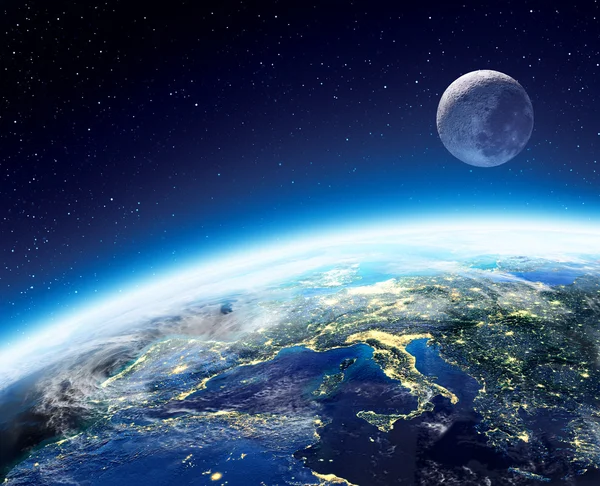 Земля и лунное представление от пространства ночью - Европа — стоковое фото