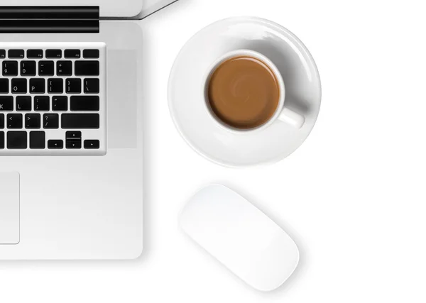 Офисный стол с чашки кофе, ноутбук и компьютерной мыши на таблице. Вид сверху с копией пространства на белом фоне — стоковое фото