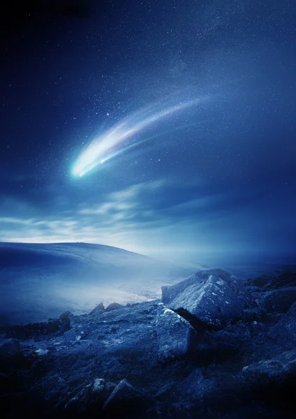 Ночное небо комета — стоковое фото