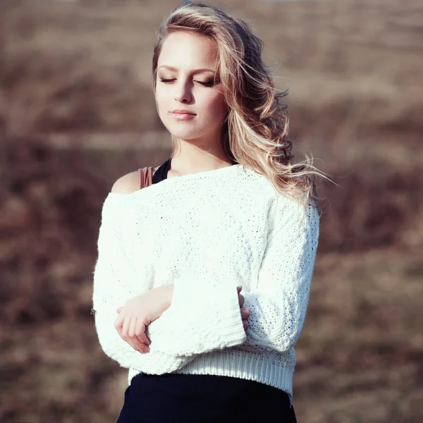 Портрет красивая молодая блондинка в белых пуловеры — стоковое фото