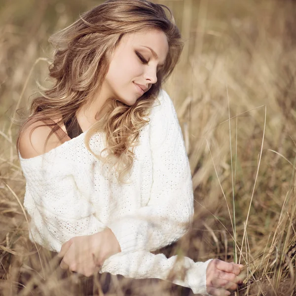 Девушка в осенние поле — стоковое фото