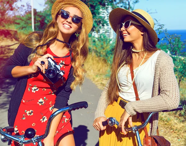 Две девушки битник, ходьба с ретро велосипеды — стоковое фото