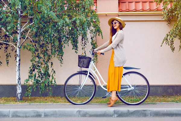Девочка катается на велосипеде битник ретро — стоковое фото