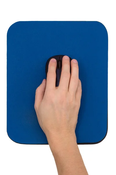 Рука на компьютерной мыши на голубой коврик — стоковое фото