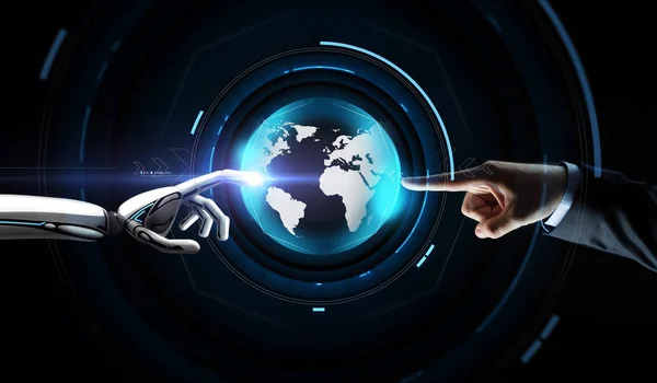 Рука человека и робота с голограммой Виртуальная Земля — стоковое фото