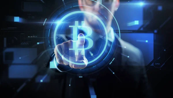 Заделывают бизнесмена с голограммой bitcoin — стоковое фото