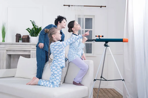 Дети, играющие с телескопом — стоковое фото
