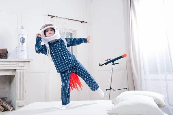 Мальчик играет в космонавт — стоковое фото