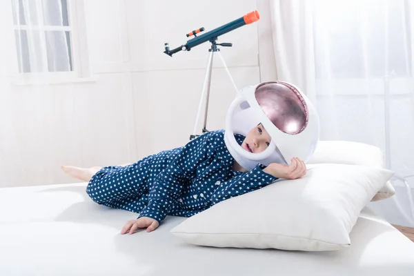 Мальчик с космическим шлемом — стоковое фото
