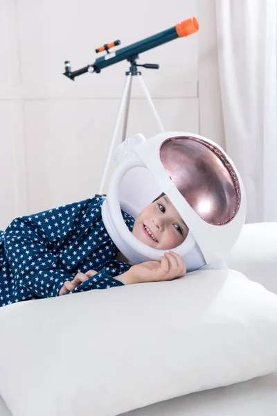 Мальчик с космическим шлемом — стоковое фото