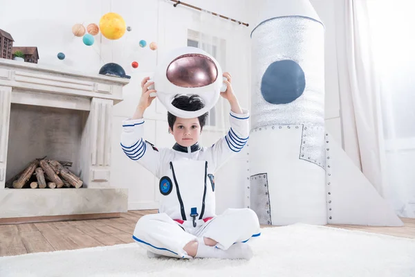 Мальчик в костюме космонавта — стоковое фото